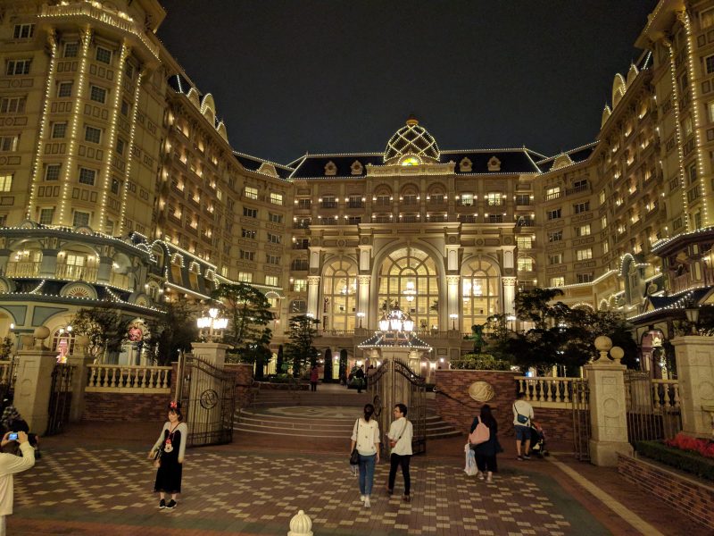 tokyo disneyland hotel restaurants